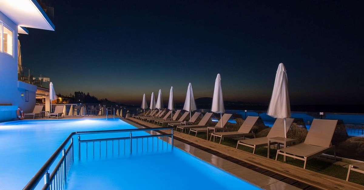 Een foto van het zwembad bij Golden Coast Resort