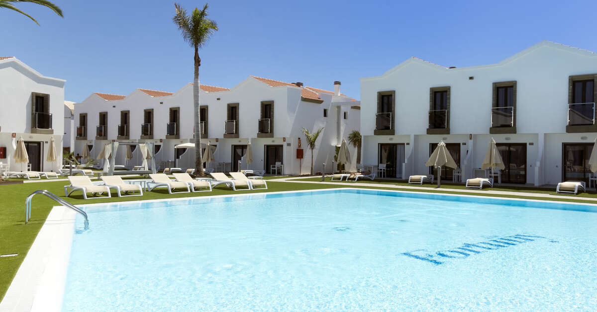 Een foto van het zwembad bij FBC Fortuny Resort