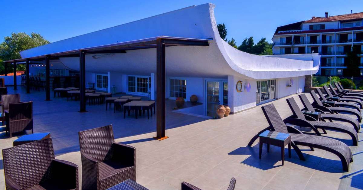 Een foto van het terras bij Alexander The Great Beach Hotel