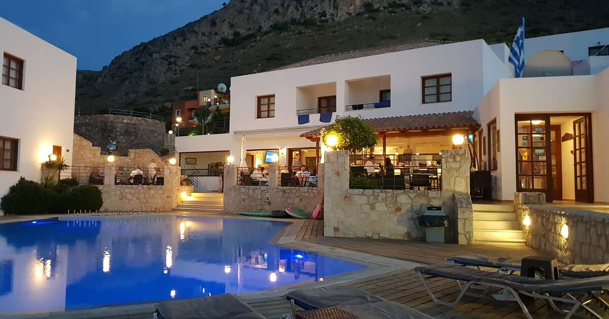 Een foto van het zwembad bij Amazones Village Suites