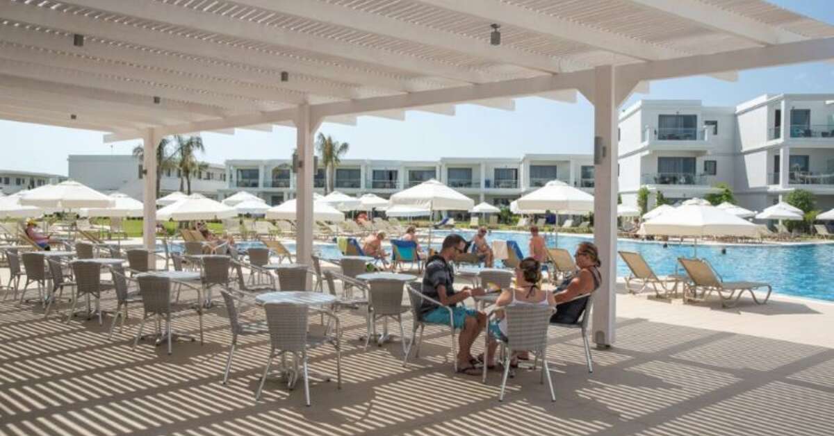 Een foto van het terras bij Sentido Asterias Beach Resort