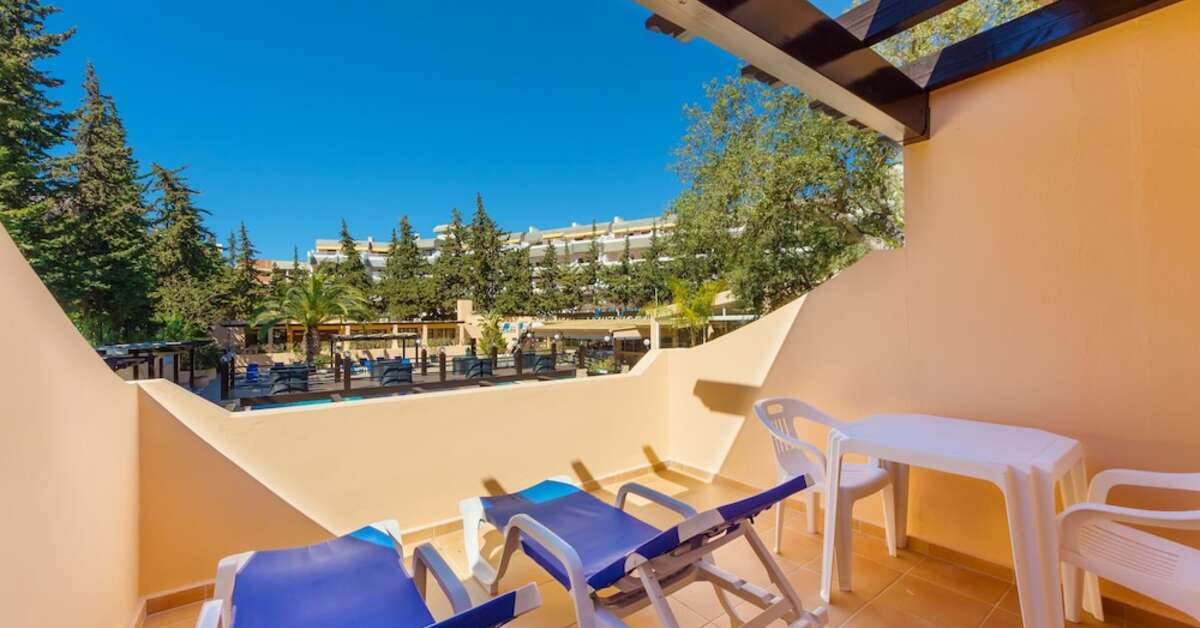 Een foto van het terras bij Hotel Balaia Mar