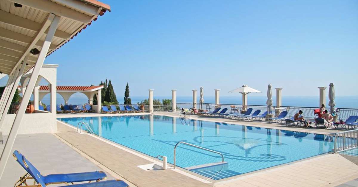 Een foto van het zwembad bij Mouikis Sun Village