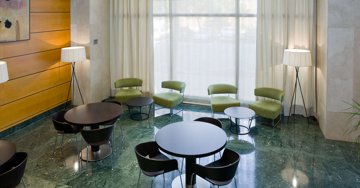 Een foto van het interieur van NH Valencia Center