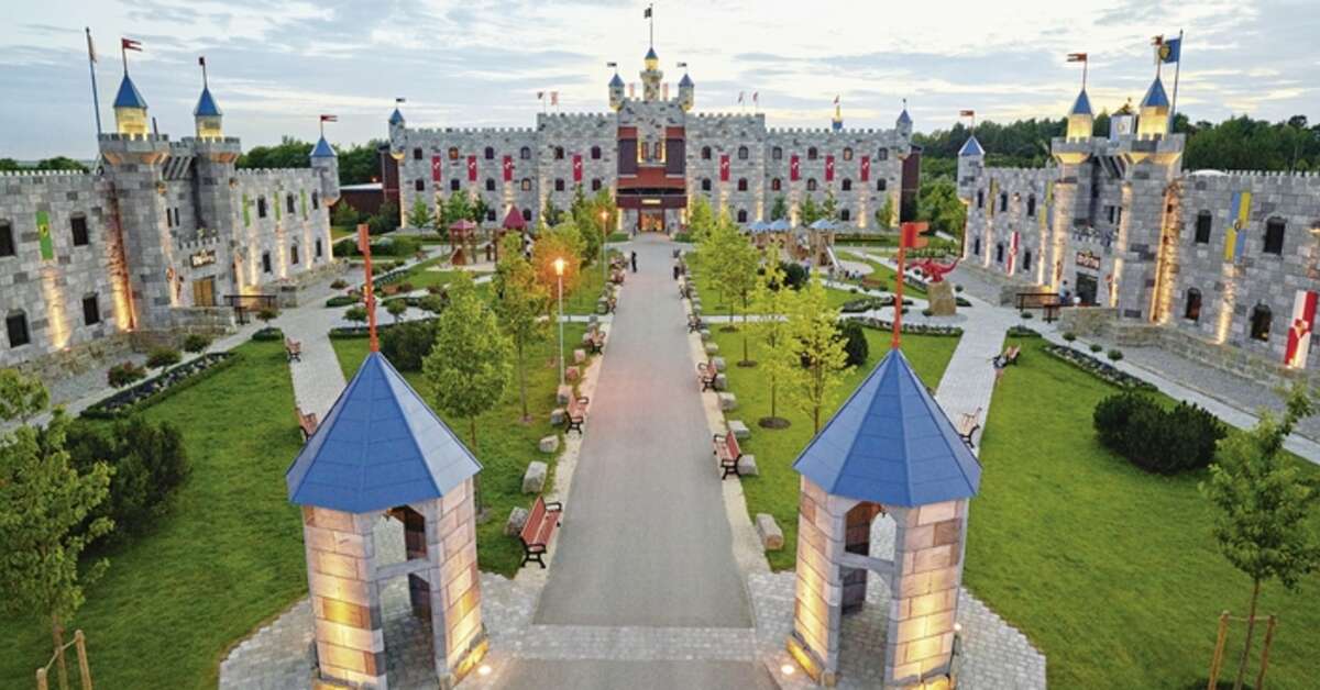 Een foto van de buitenkant van Legoland Deutschland Resort