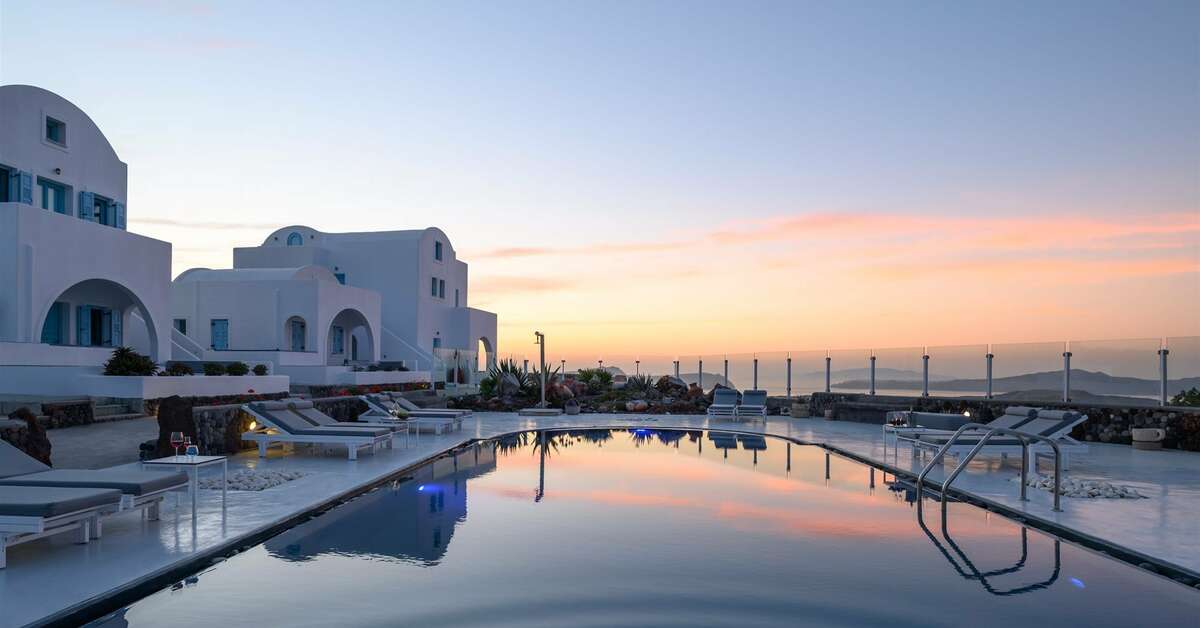 Een foto van het zwembad bij Kalestesia Suites