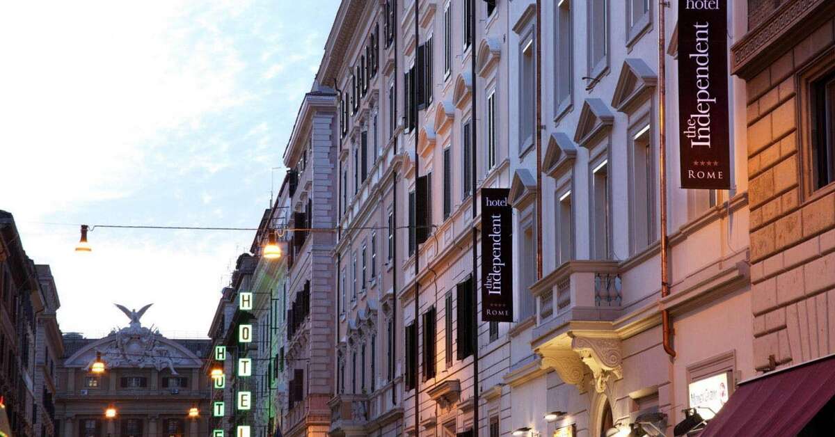 Een foto van de buitenkant van The Independent Hotel
