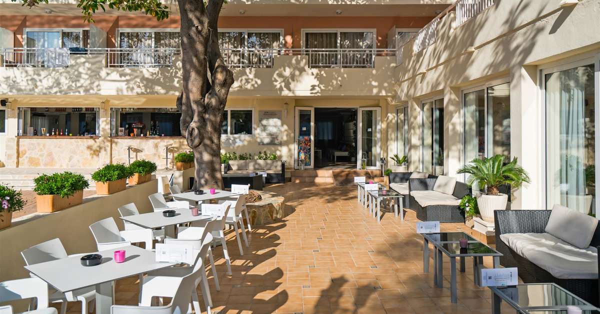 Een foto van het terras bij THB Dos Playas Hotel
