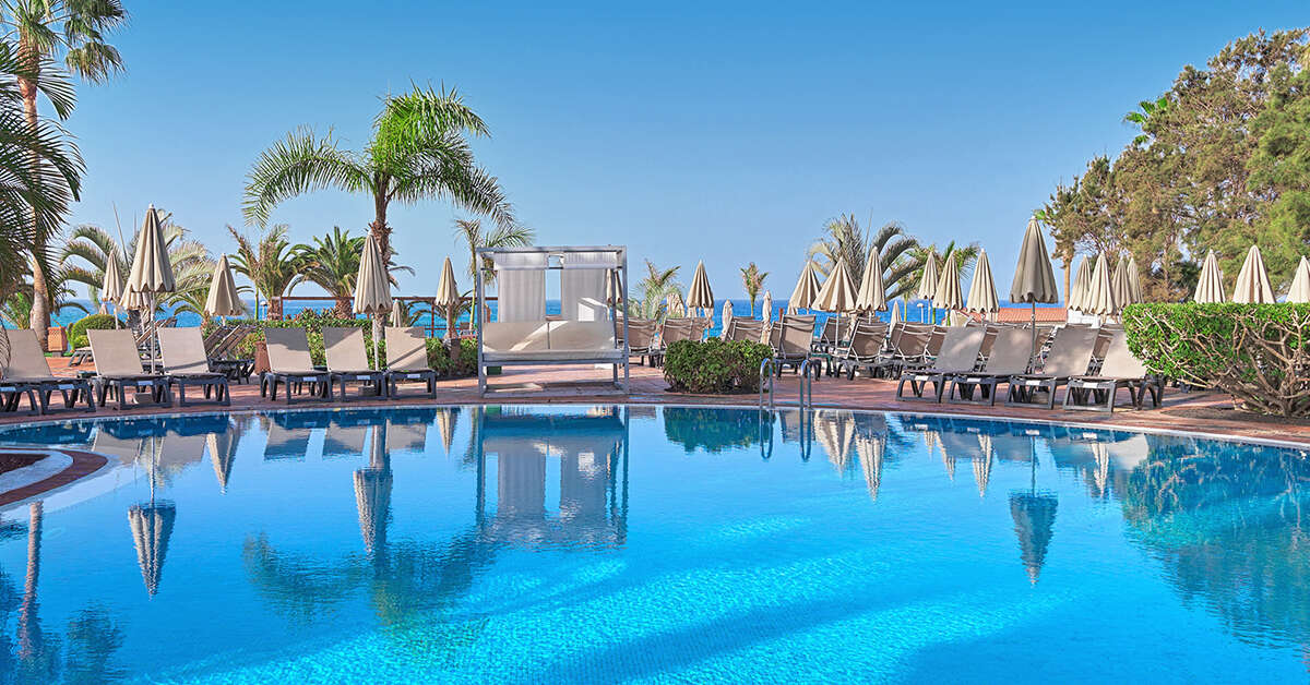 Een foto van het zwembad bij H10 Costa Adeje Palace