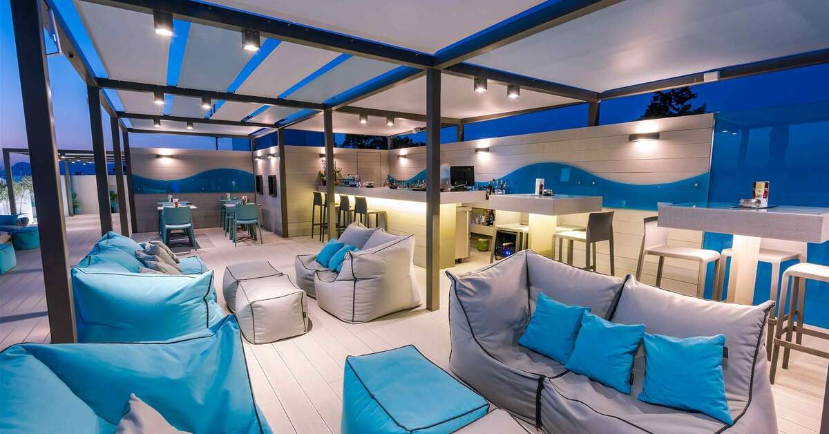 Een foto van het terras bij Maritina Hotel
