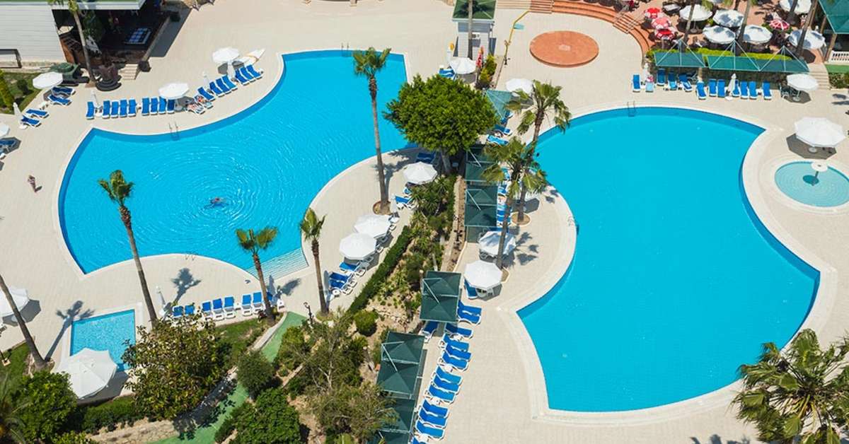 Een foto van het zwembad bij Hotel Iz Flower Side Beach