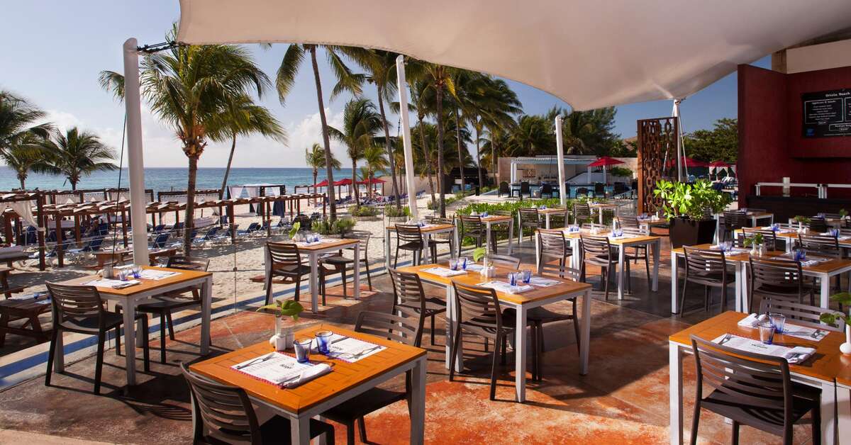 Een foto van het terras bij The Fives Beach Hotel & Residences