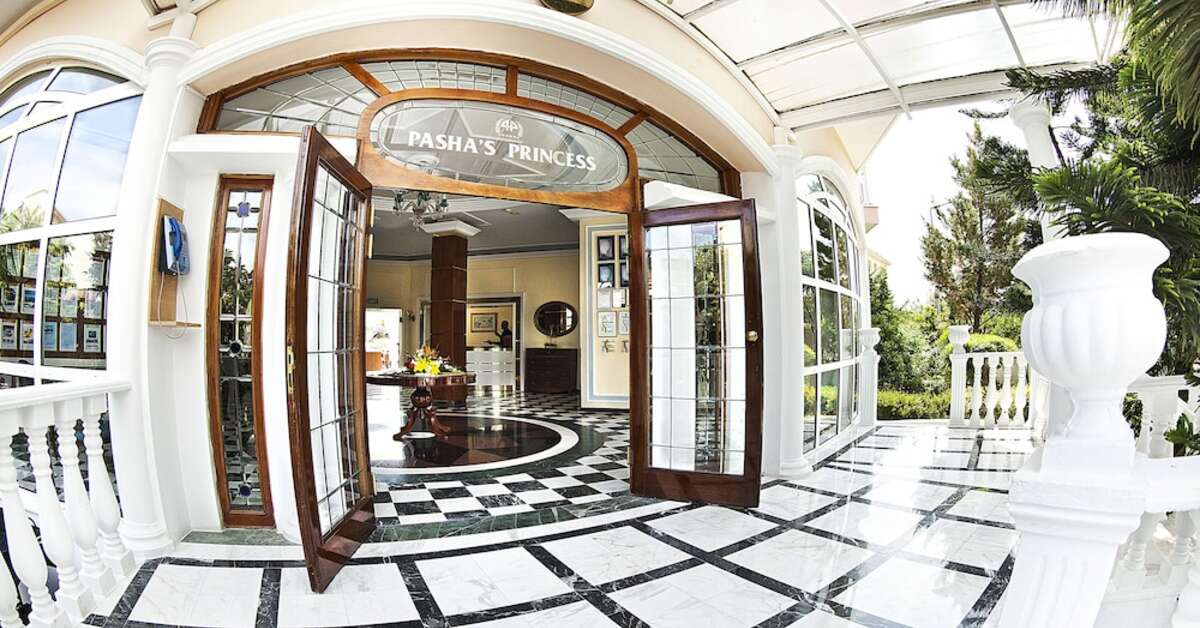 Een foto van het interieur van Pasha's Princess
