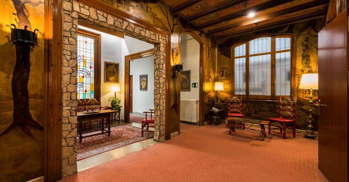 Een foto van het interieur van Meson Castilla Atiram