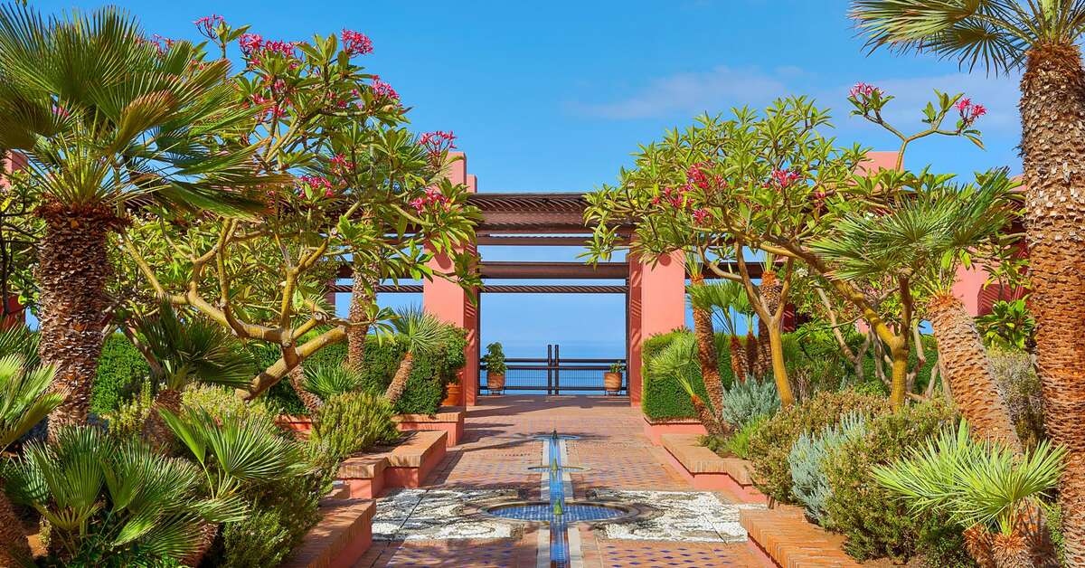 Een foto van het terras bij The Ritz-Carlton Abama
