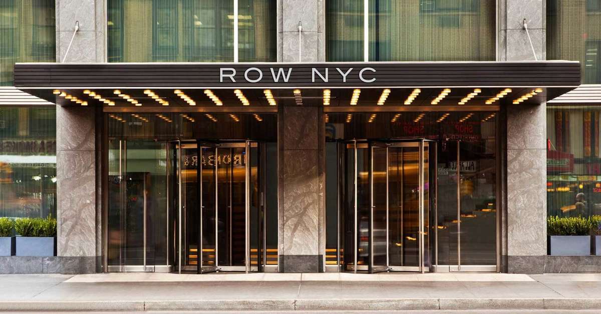 Een foto van de buitenkant van Row NYC