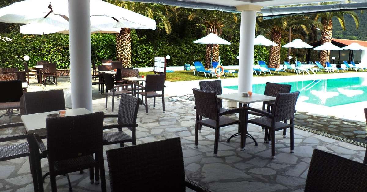 Een foto van het terras bij Hotel Yannis Corfu