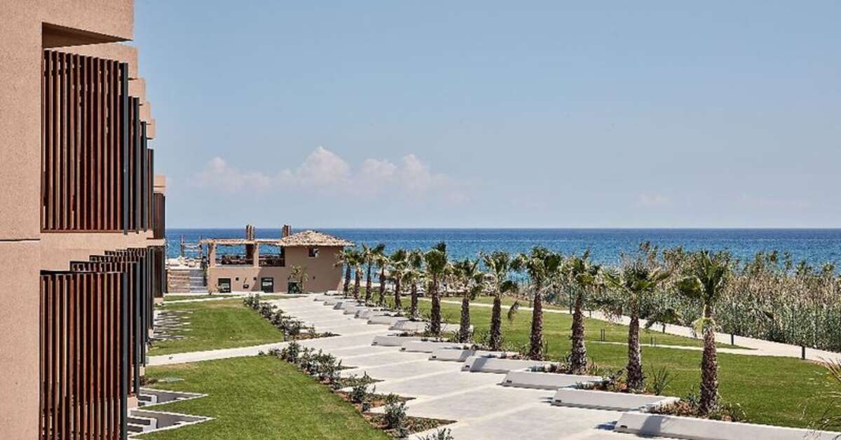 Een foto van het terras bij Kimpton La Mer Resort & Spa