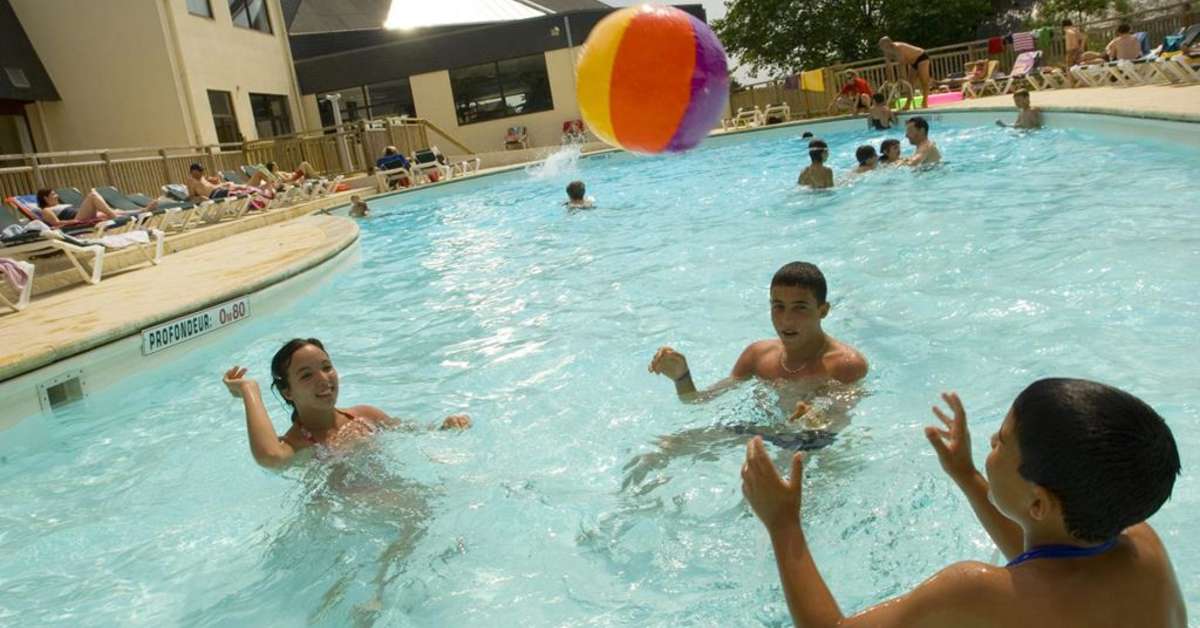 Een foto van het zwembad bij Pierre & Vacances Village Club Normandy Garden