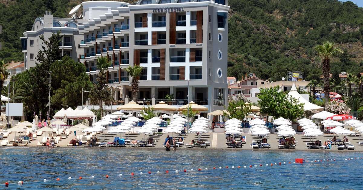 Een foto van de buitenkant van Sunrise Hotel