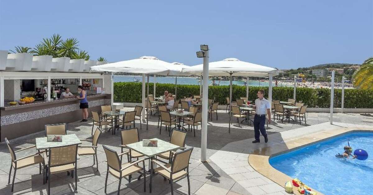 Een foto van het terras bij Suites Roc Portonova