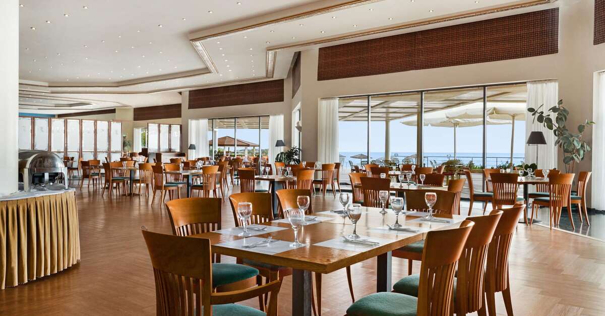 Ein Foto Ramada Plaza by Wyndham Thraki