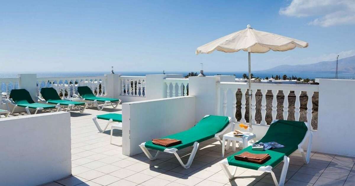 Een foto van het terras bij Blue Sea Los Fiscos