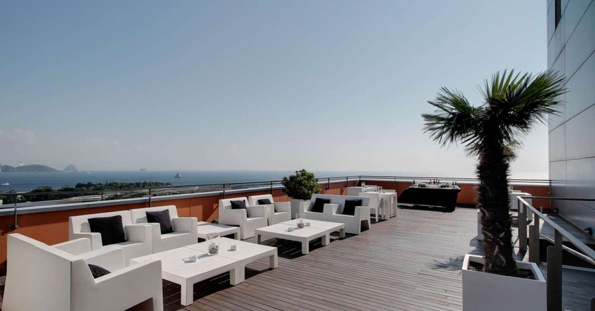 Een foto van het terras bij Badalona Tower