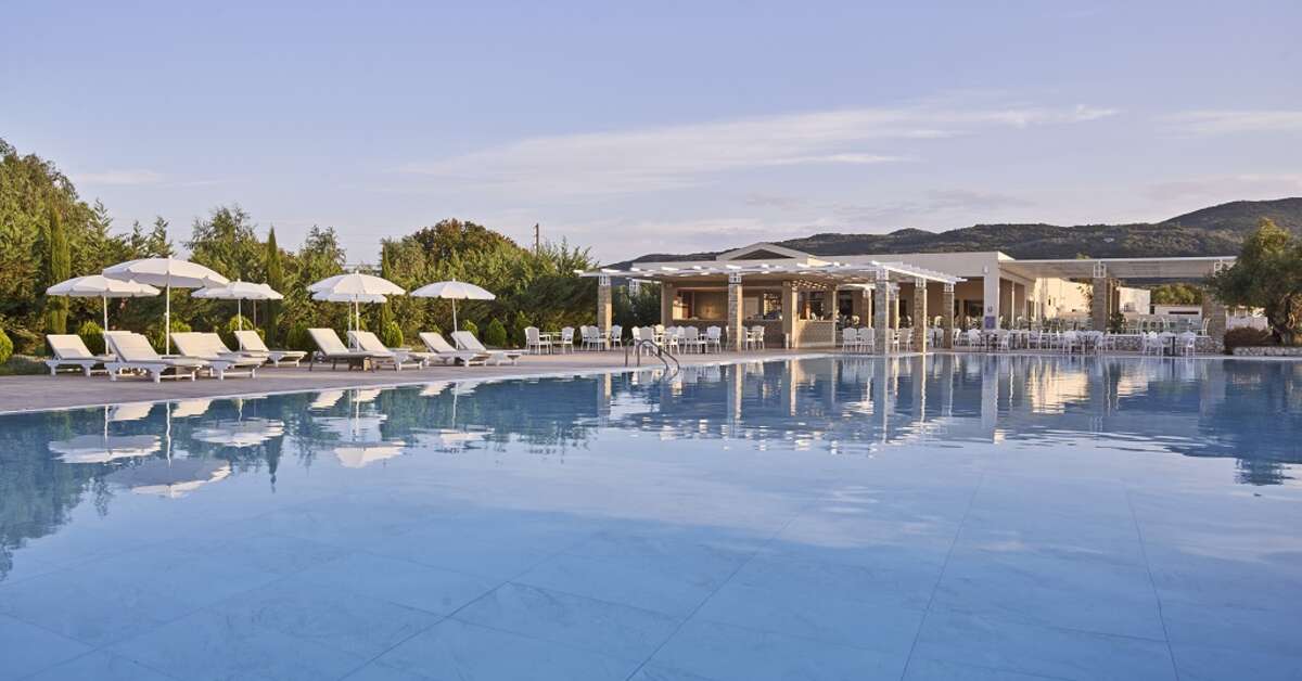 Een foto van het zwembad bij Sandy Beach & Villas