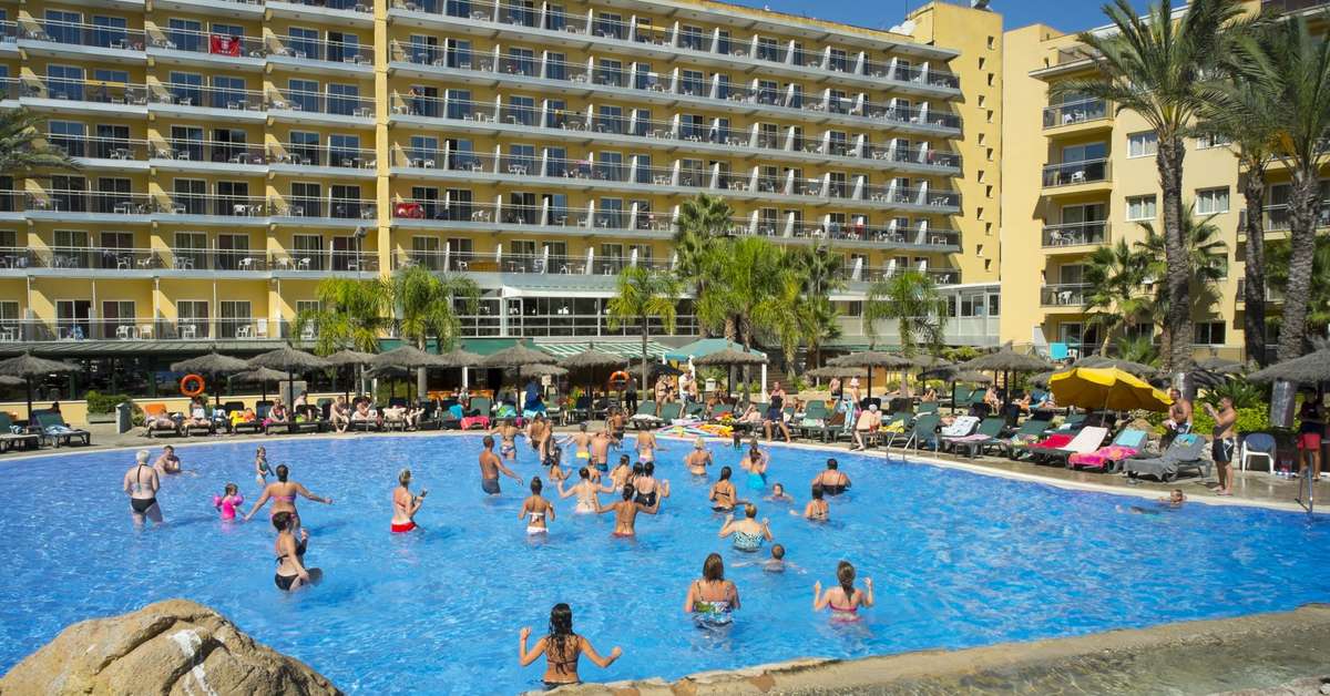 Een foto van het zwembad bij Rosamar Garden Resort