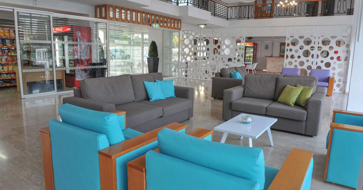 Een foto van het interieur van Fedrania Gardens Hotel