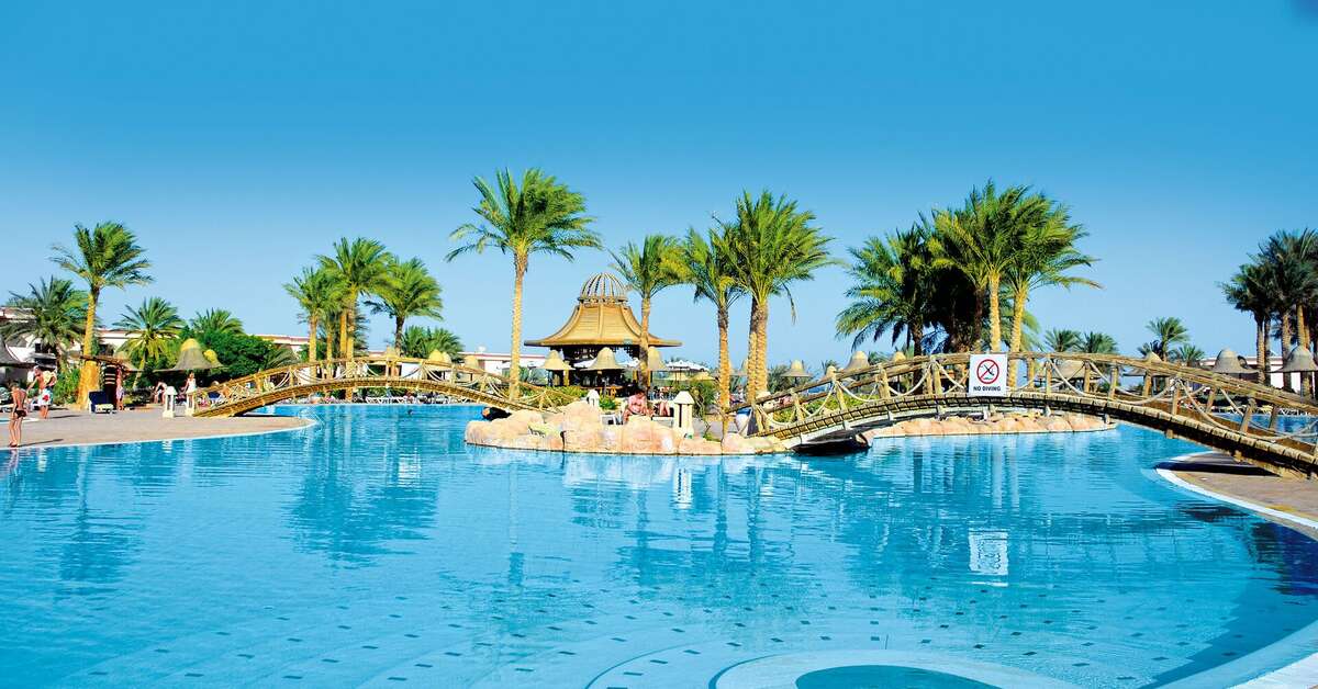 Een foto van het zwembad bij Parrotel Beach Resort