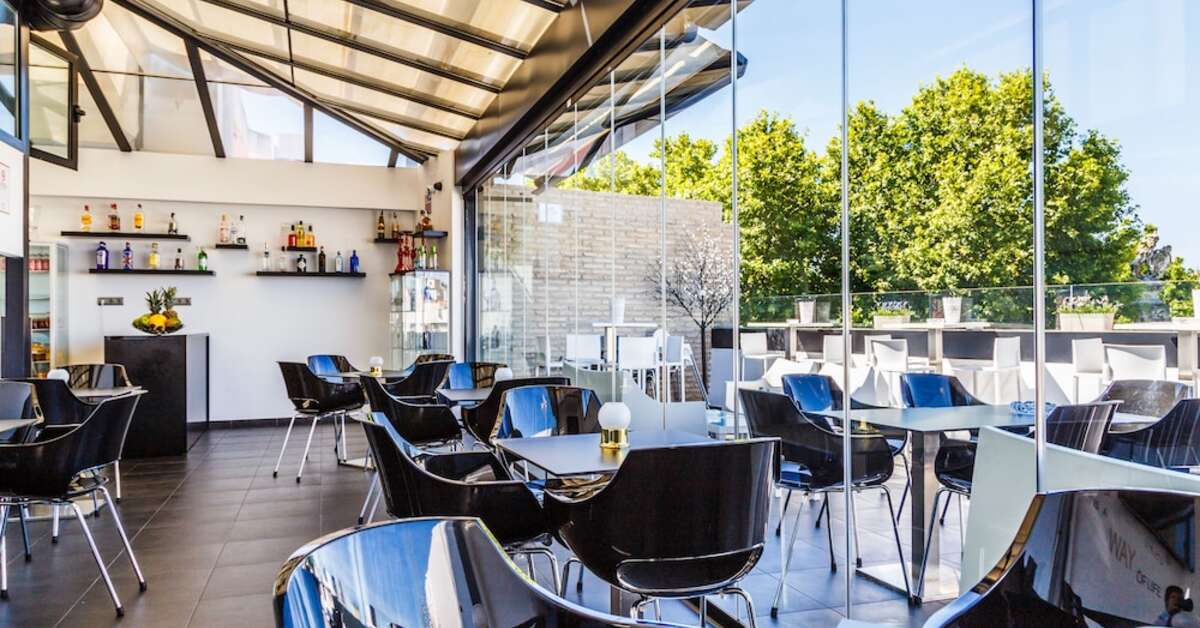 Een foto van het terras bij Patio de la Alameda