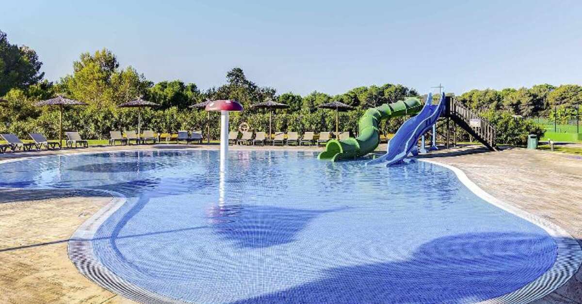 Een foto van het zwembad bij Magic Life Cala Pada