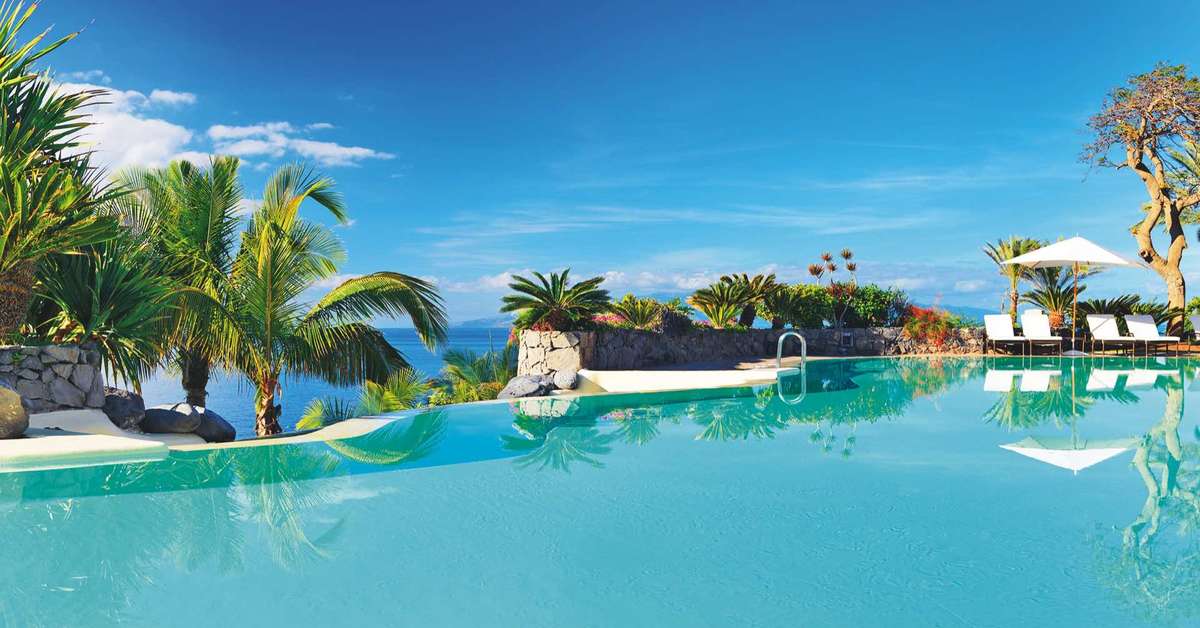 Een foto van het zwembad bij The Ritz-Carlton Abama
