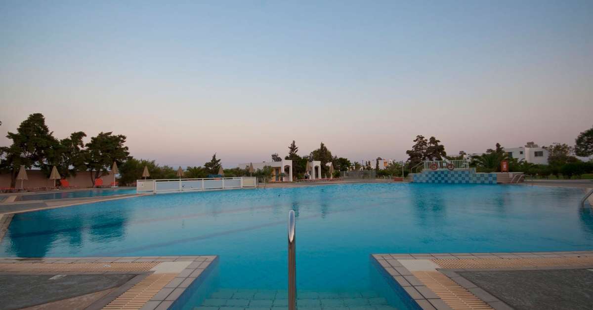 Een foto van het zwembad bij Sovereign Beach Hotel