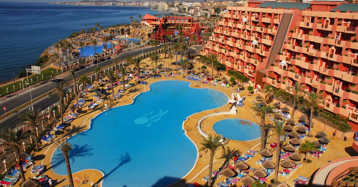 Een foto van het zwembad bij Holiday World Resort