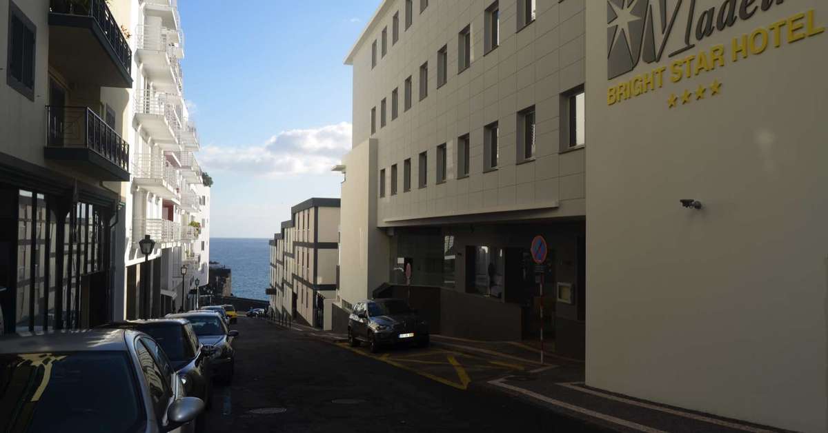 Een foto van de buitenkant van Madeira Bright Star Hotel