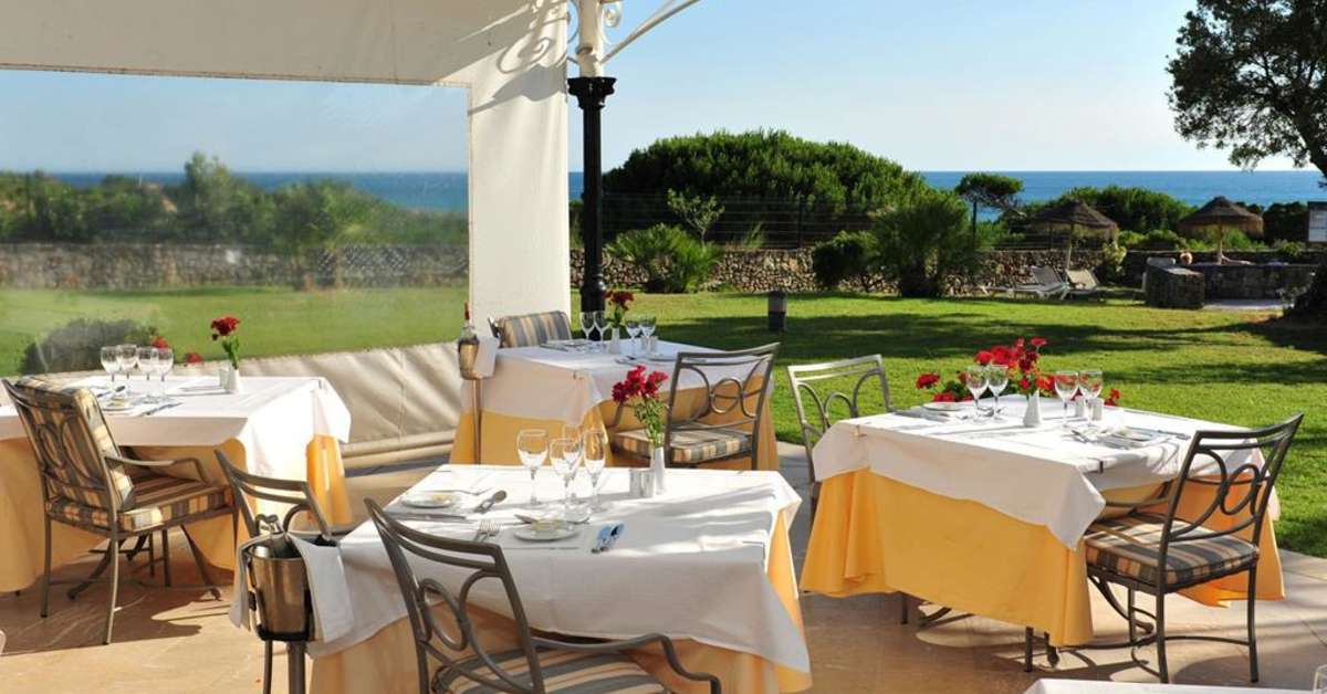 Een foto van het terras bij Hipotels Barrosa Palace & Spa