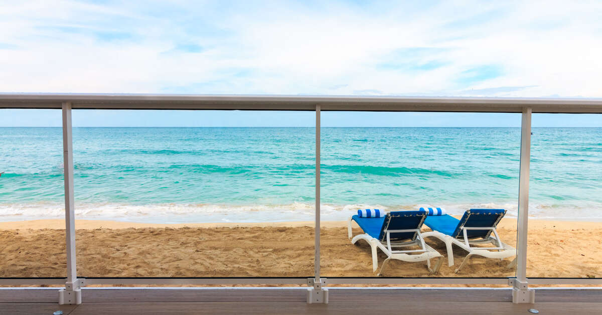 Een foto van het strand bij Travellers Beach Resort