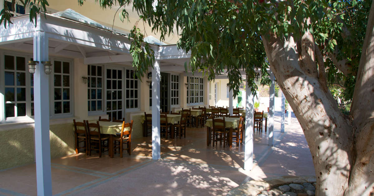 Een foto van het terras bij Hotel Polyrizos