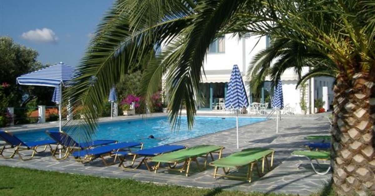 Een foto van het zwembad bij Elena Bungalows