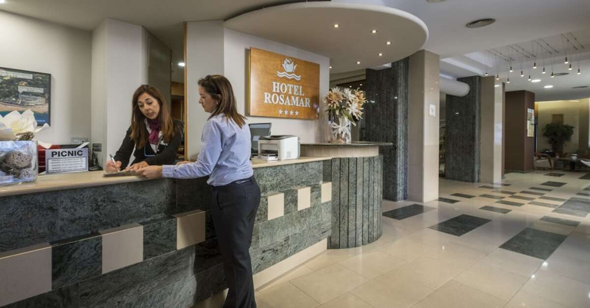 Een foto van het interieur van Hotel Rosamar & Spa