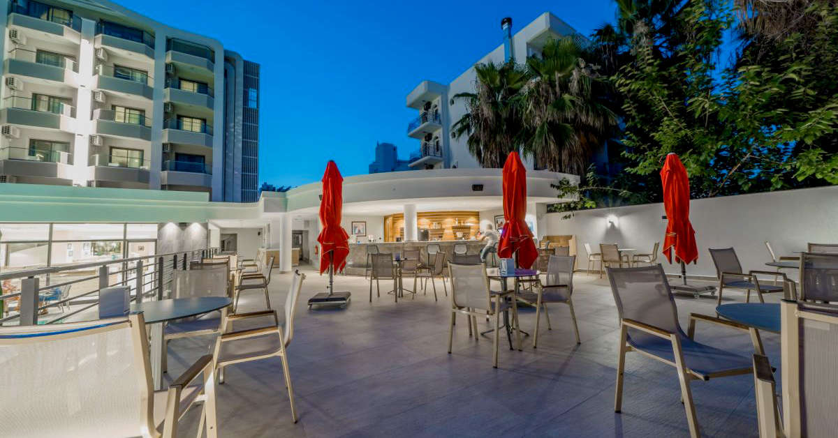 Een foto van het terras bij Premier Nergis Beach
