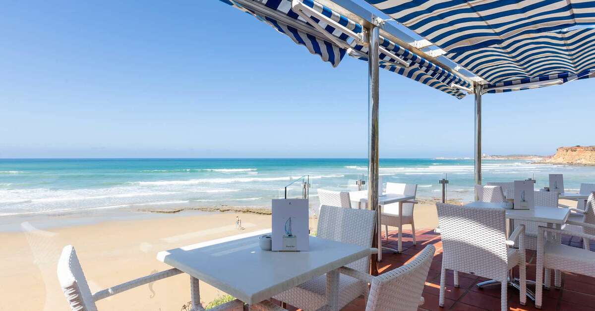 Een foto van het terras bij Hipotels Flamenco Conil