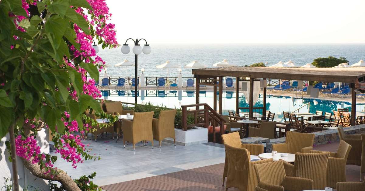 Een foto van het terras bij Maritimo Beach Hotel