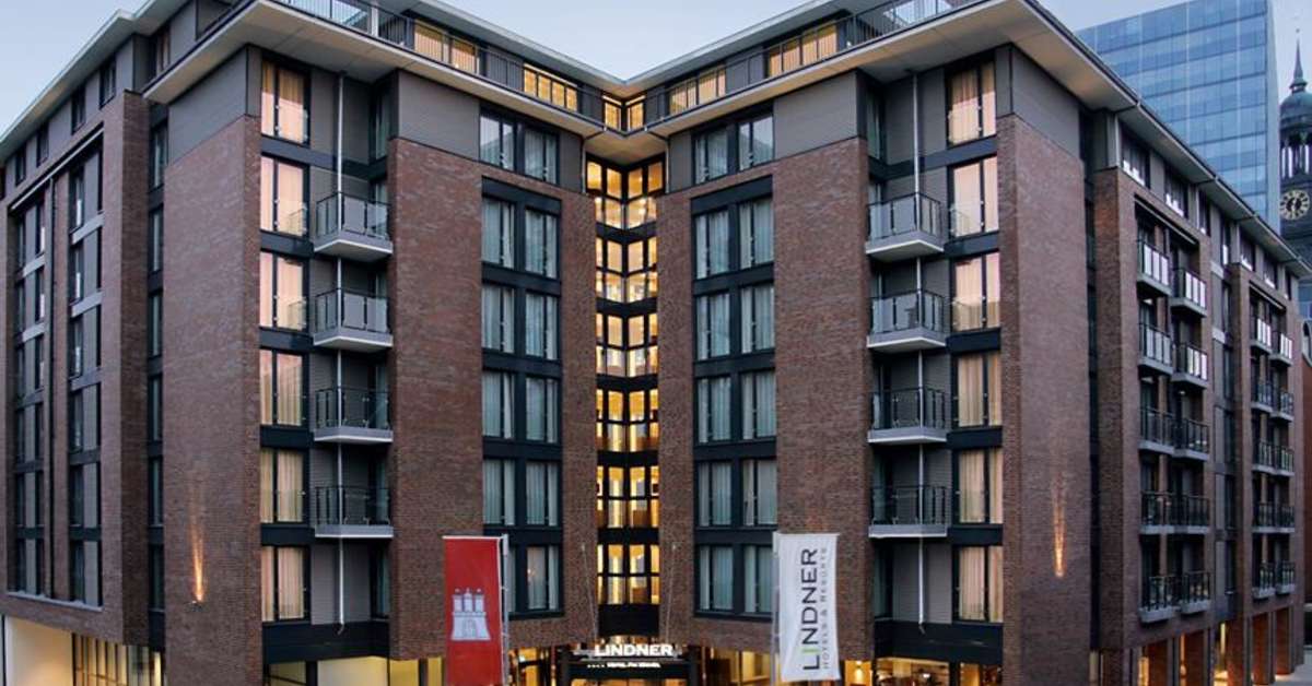 Een foto van de buitenkant van Lindner Hotel Hamburg Am Michel