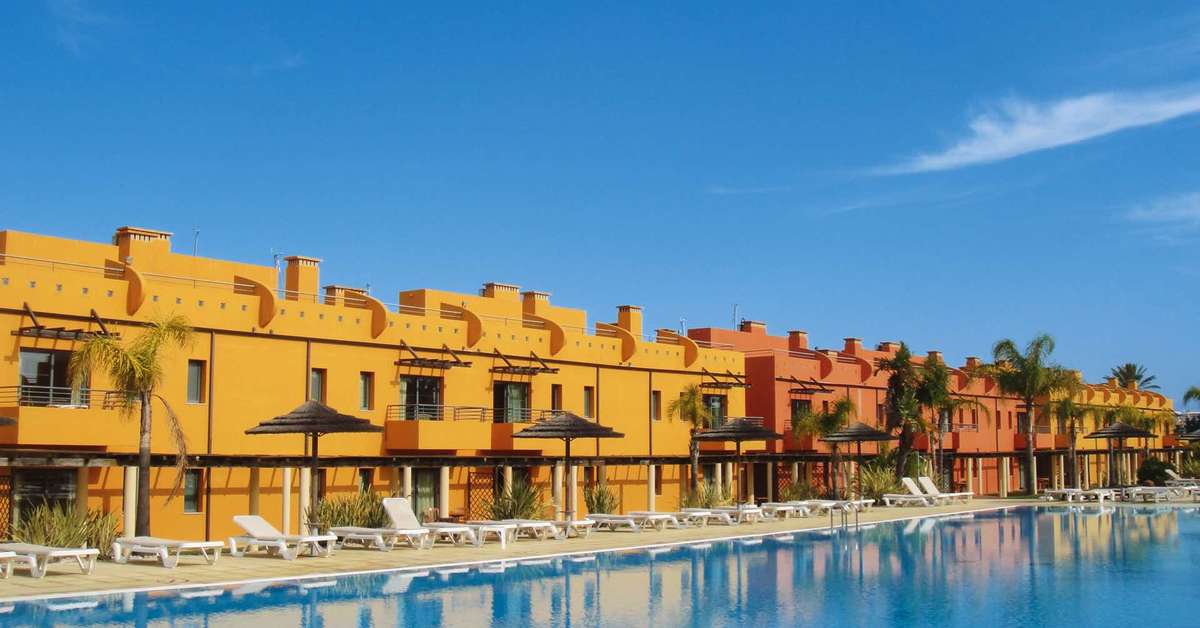 Een foto van het zwembad bij NH Marina Portimao Resort