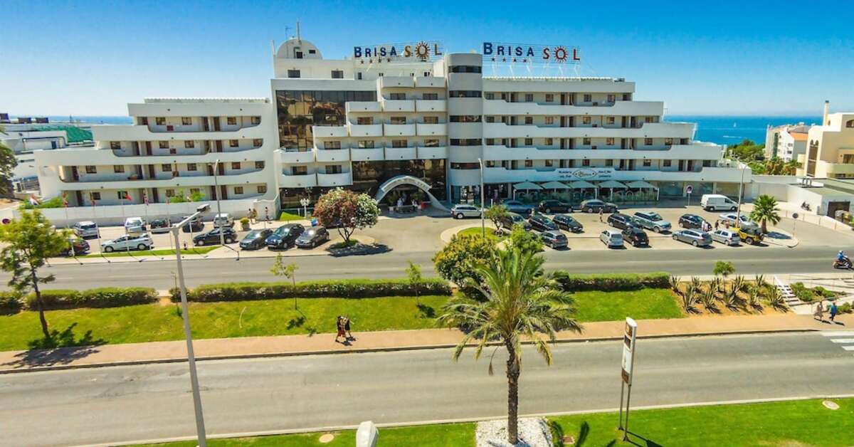 Een foto van de buitenkant van Hotel Brisa Sol