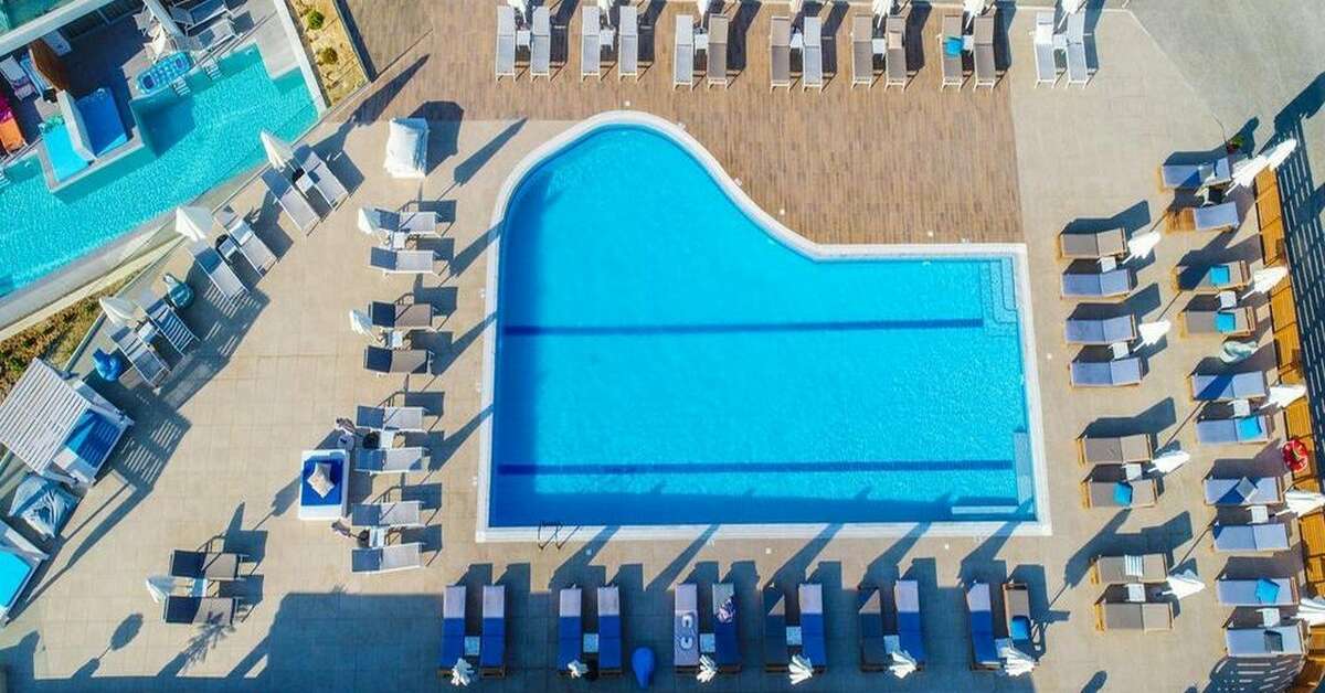 Een foto van het zwembad bij Harmony Crest Resort & Spa
